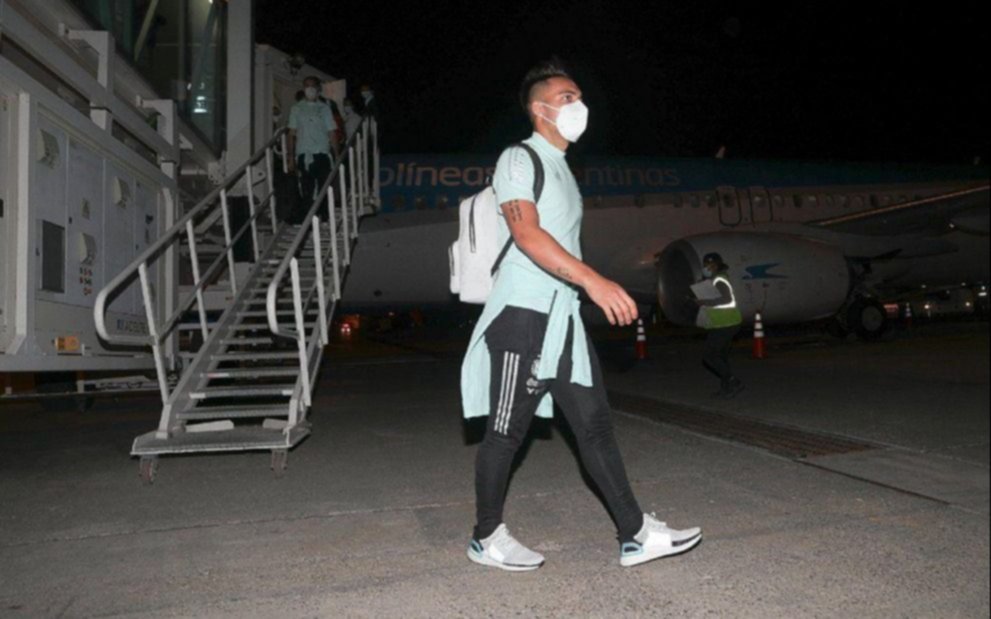 Argentina llegó a Ezeiza tras el escándalo en Brasil y ahora espera que le den los puntos
