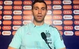 El Dibu Martínez se va a Croacia y no atajará en el partido con Bolivia
