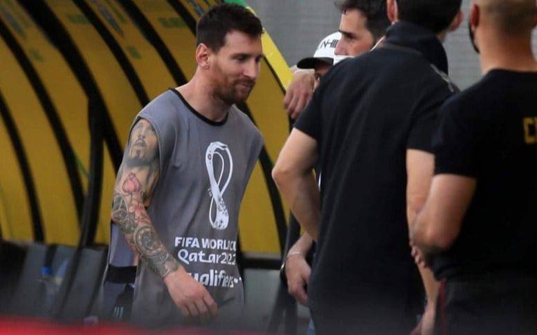 La historia de la pechera de fotógrafo que usó Messi en medio del escándalo
