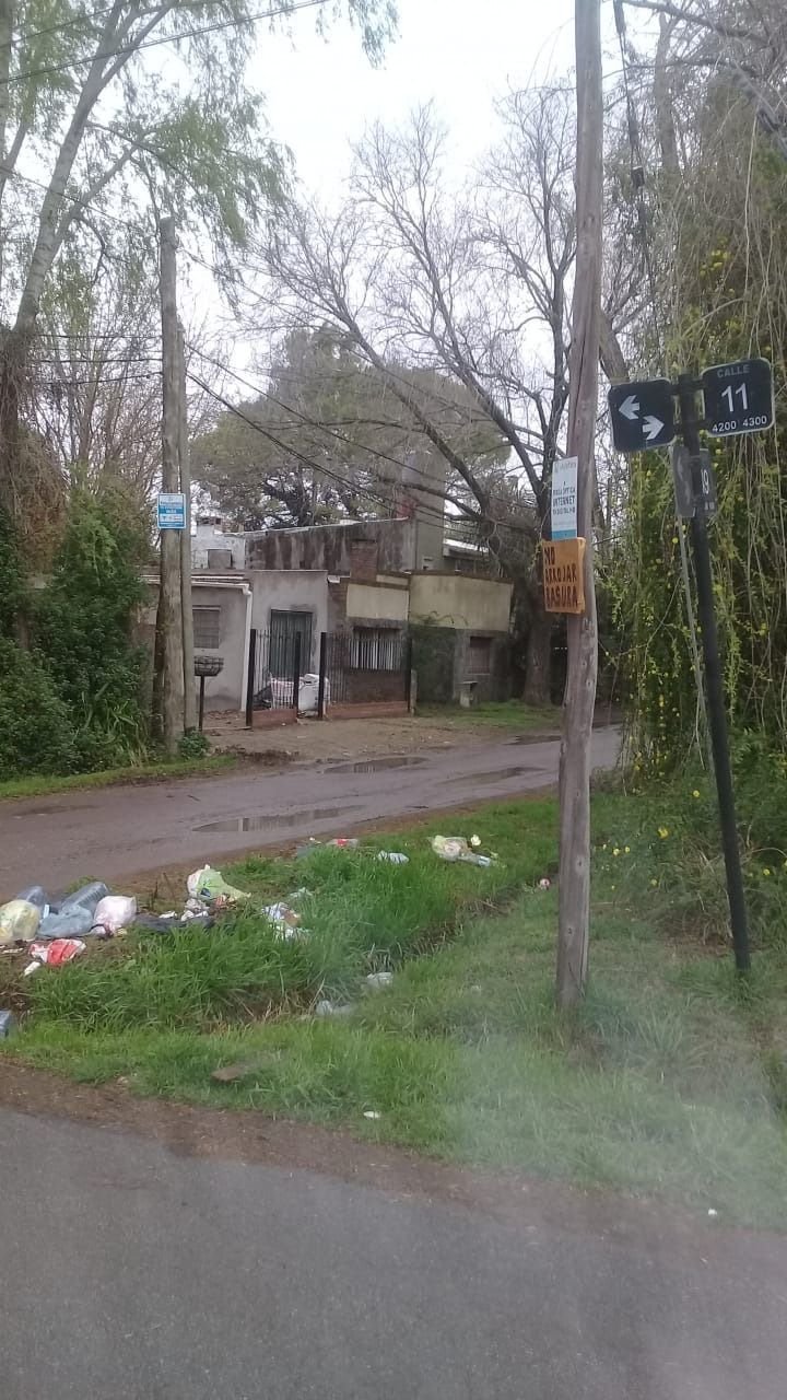 Reclamo por vecinos que tiran basura en una esquina de Villa Castells