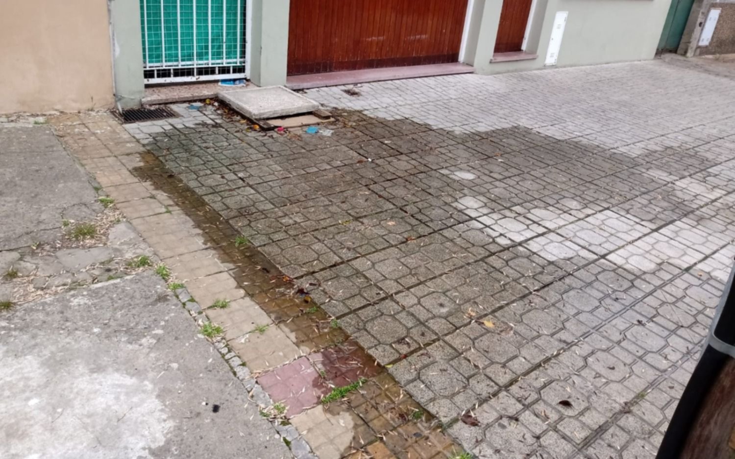 Reclaman por una pérdida de agua que lleva más de un año en 36 y 117