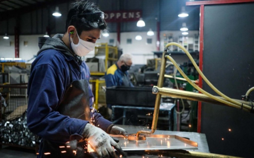 La industria cayó 2,6% mensual en julio, informó el Indec