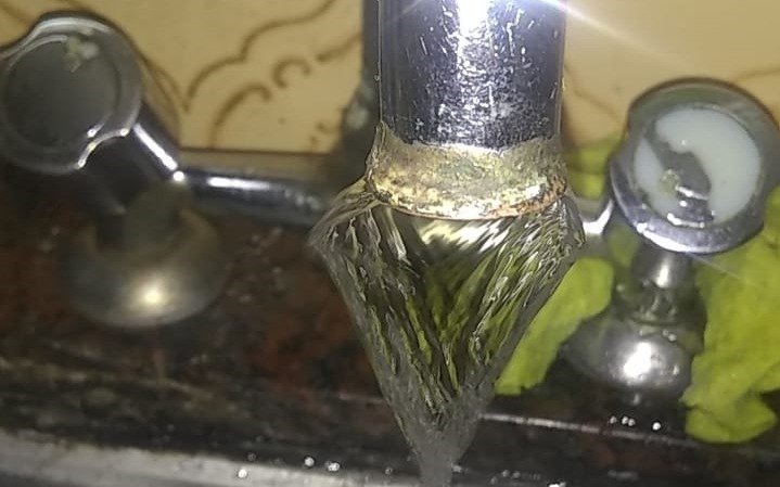 Un sector de Villa Elvira en jaque por falta de presión de agua: "Es desesperante vivir así"