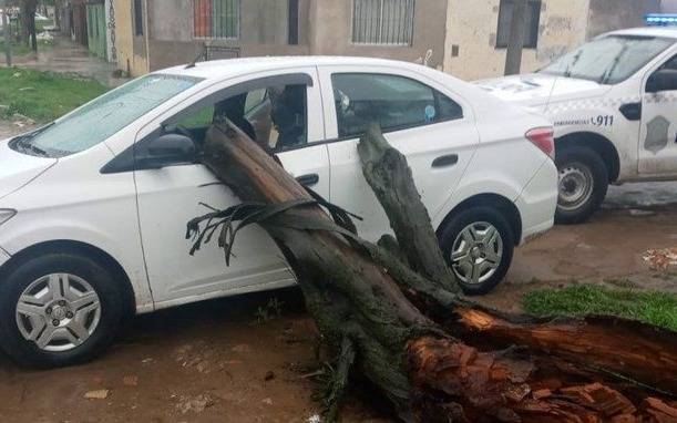 Vientos de hasta 90 kilómetros causaron destrozos y suspensión de clases en la Costa Atlántica