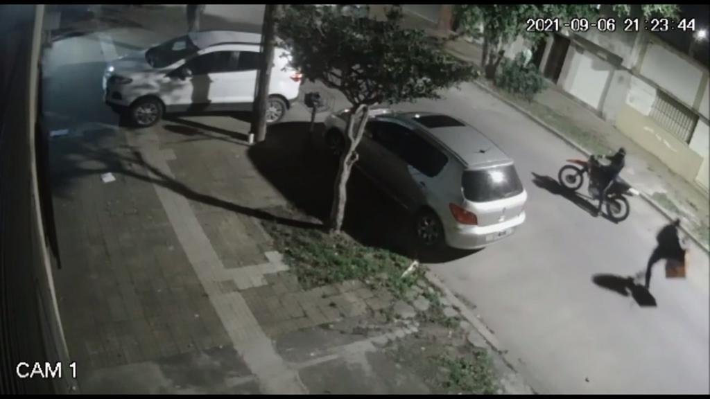 A los tiros, motochorros asaltaron a un repartidor en El Mondongo