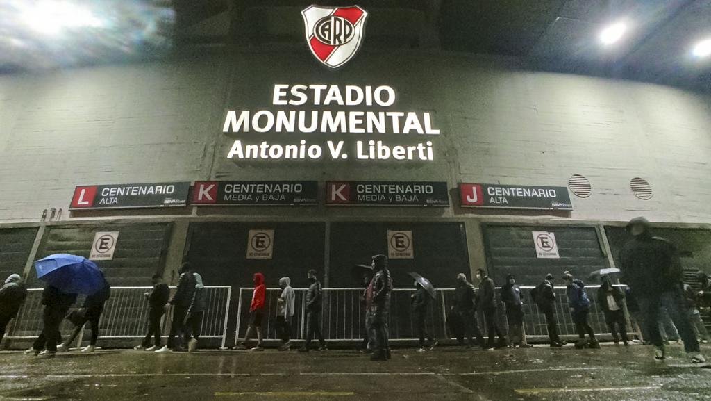 Continuó bajo la lluvia el canje de las entradas que se extendió hasta hoy