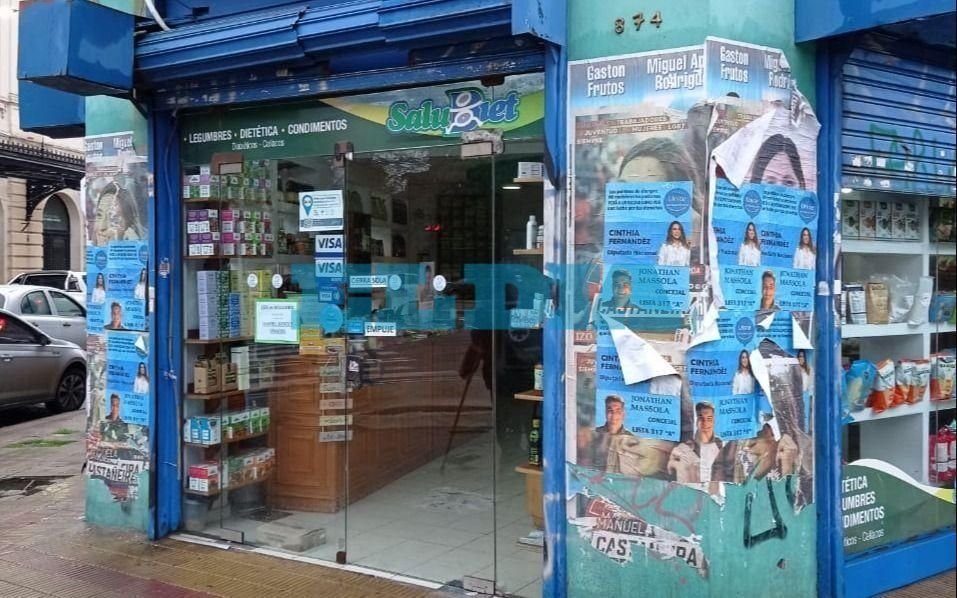 Indignación en el Centro: le taparon el comercio con afiches de la campaña y acudirá a la Justicia