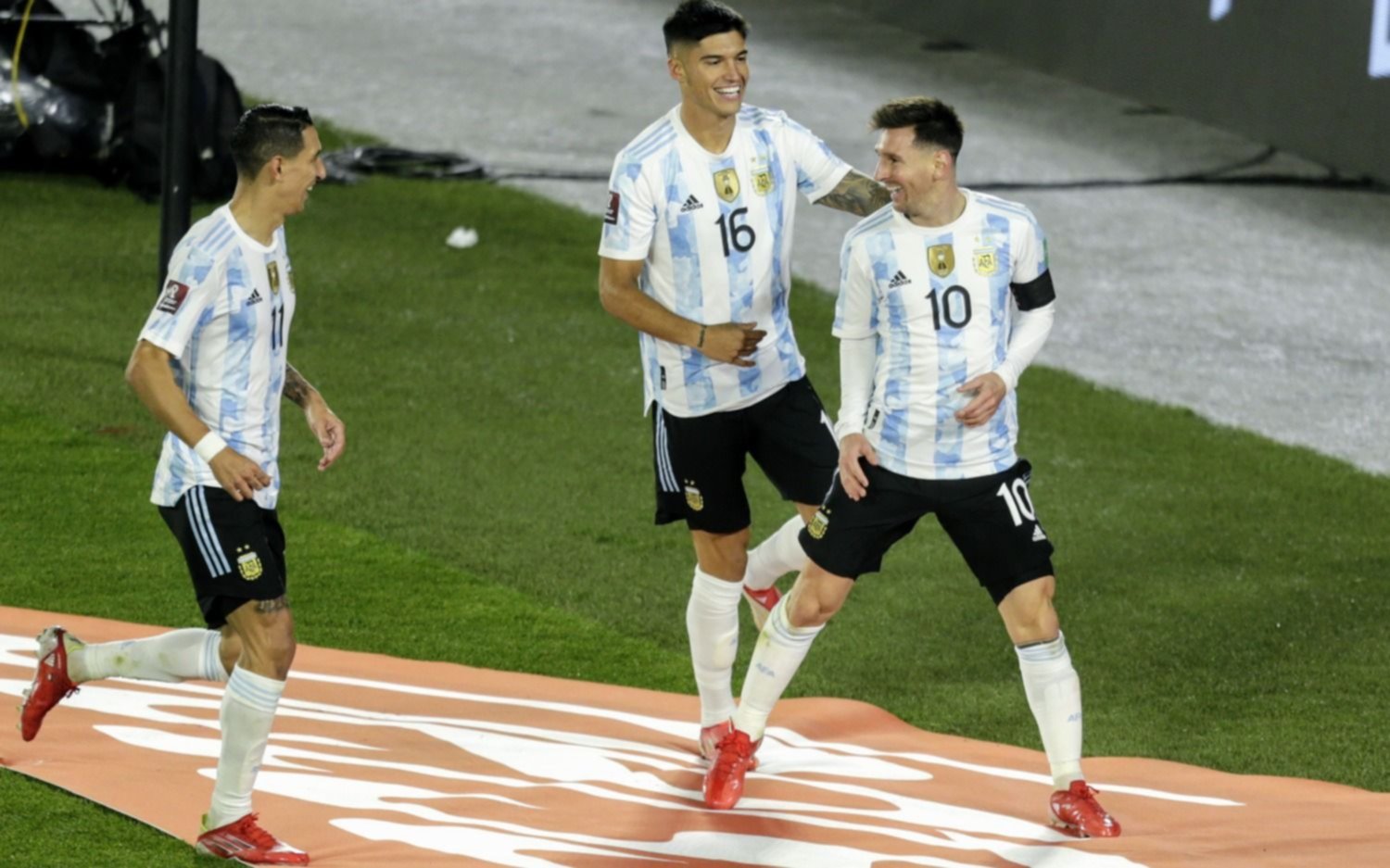 Argentina goleó 3 a 0 a Bolivia con un hack trick de Messi, que batió otra marca histórica