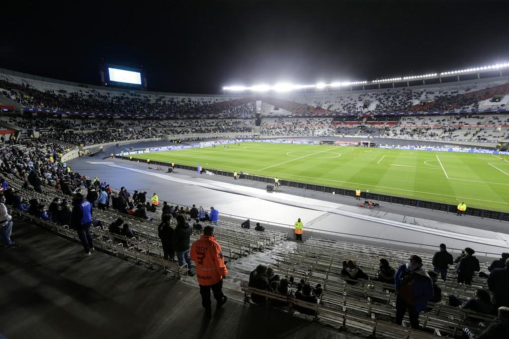 Los hinchas volvieron a la cancha un año y medio después para alentar a la Selección