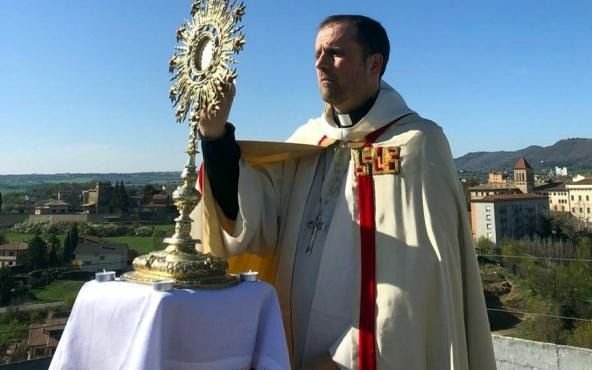 "Menos Tinder y más Satán", la columna sobre el cura al que calificaron de "endemoniado" en España