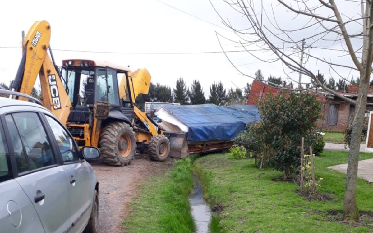 City Bell: En la zona de 5 y 469 vecinos movilizados por un camión volcado 