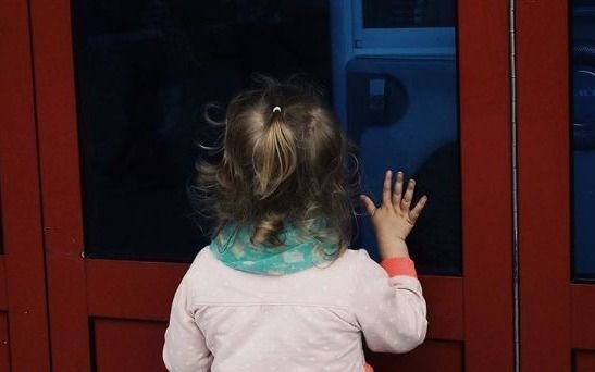 Acusan a una mujer del homicidio de su hija de dos años, por dejarla sola dos días en su casa