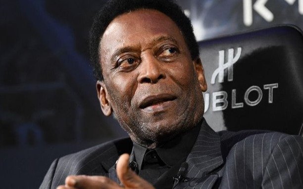 Pelé sigue en terapia intensiva, aunque se recupera de "manera satisfactoria"