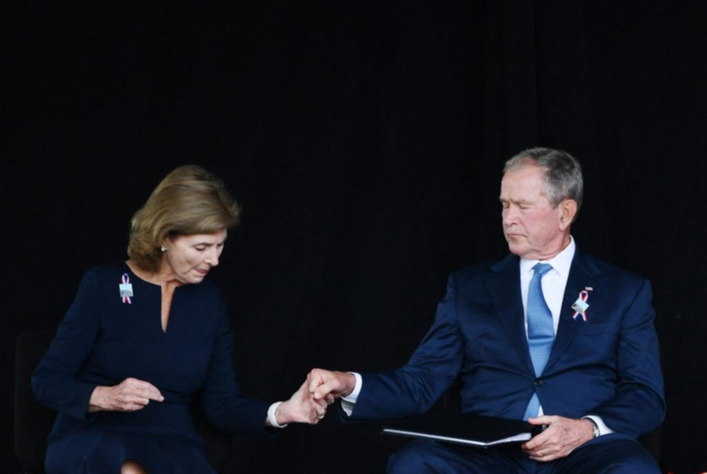 Bush y su mujer, conmovidos