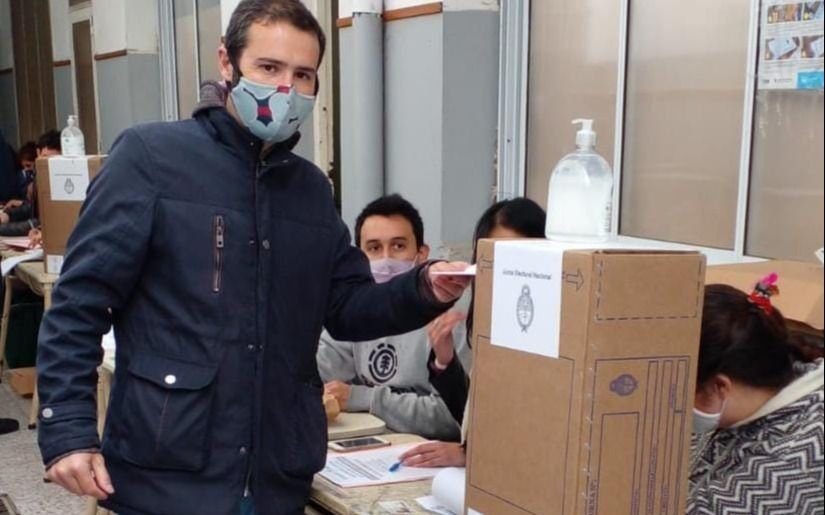 Ya votó Simonetti, candidato a concejal del Nuevo MAS en La Plata