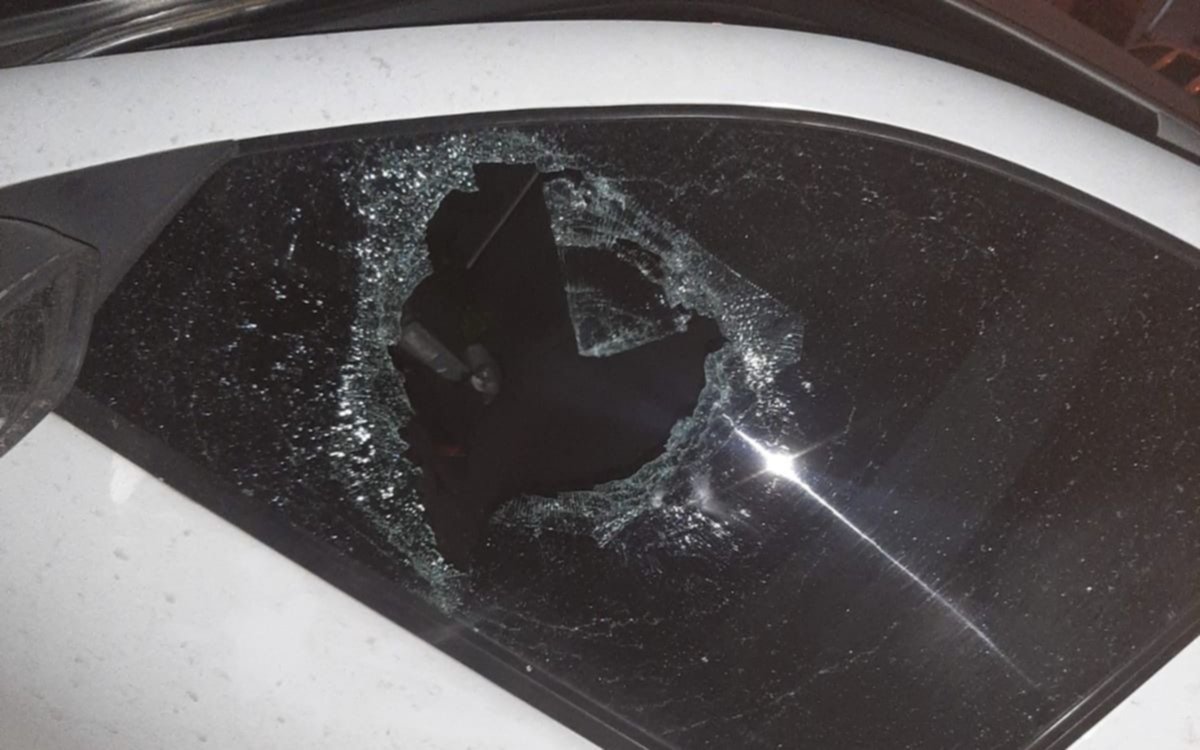 Rompió el vidrio de un auto en Villa Elvira para robarse el estéreo: preso