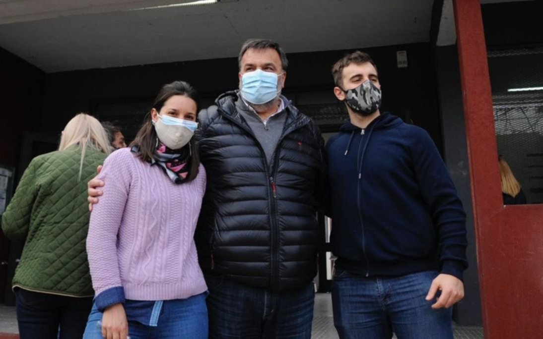 Diego Rovella votó en Tolosa acompañado de sus hijos