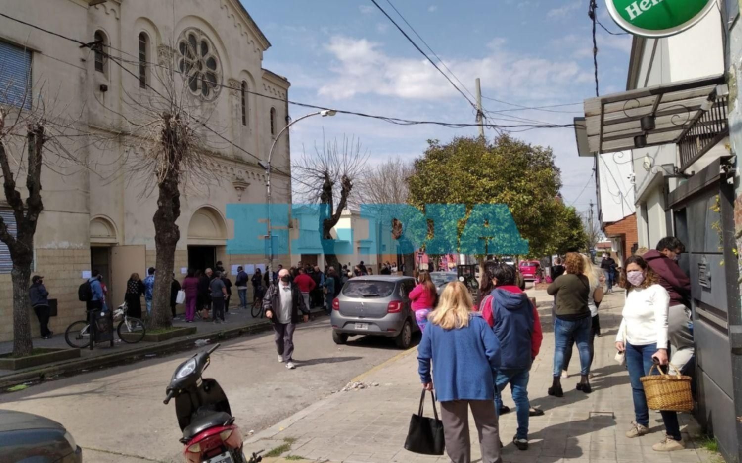 En Berisso también se registraron enormes colas en algunos centros de sufragio
