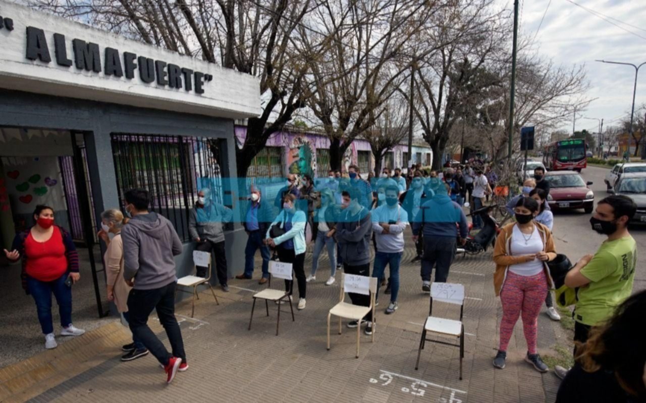 Largas colas y demoras: se repartían números a quienes fueron a votar antes de las 18