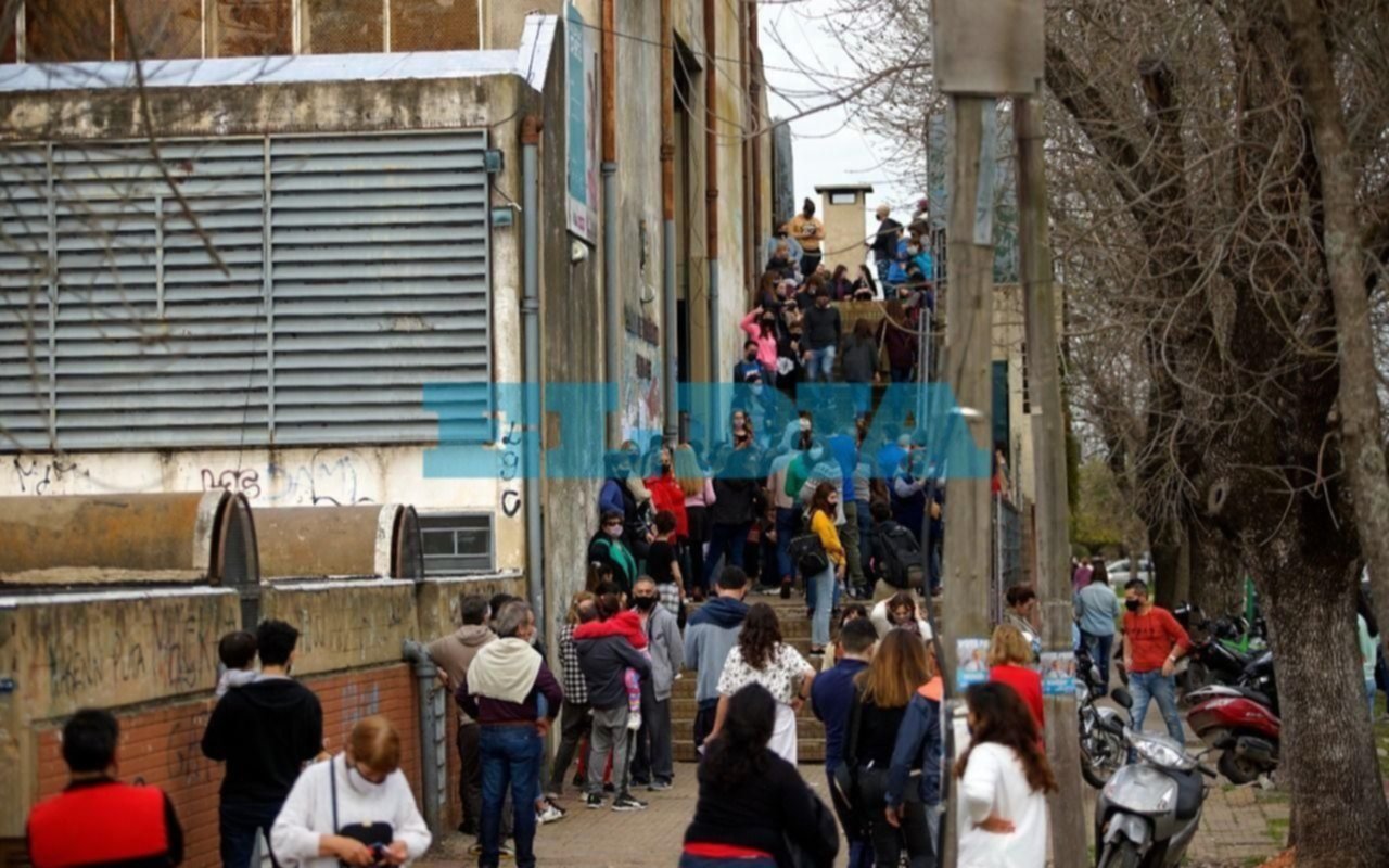 Caos en Los Hornos para votar: largas filas y falta de protocolo