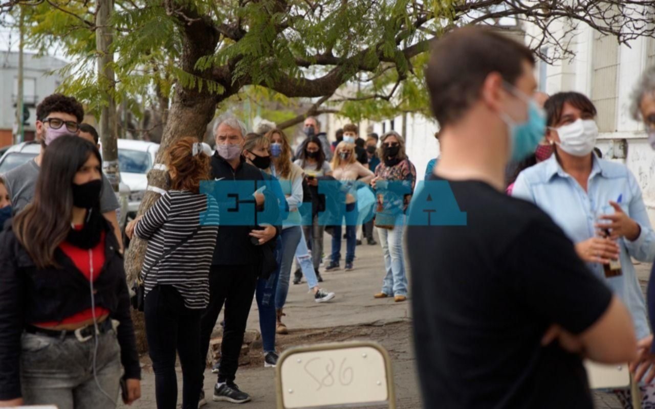 Aún con filas de gente para votar, cerraron los comicios en el país: cuándo se conocerán los primeros resultados