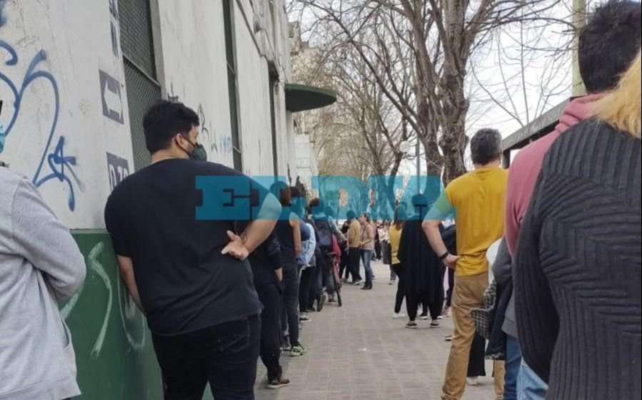 Una escuela en El Mondongo estuvo sin las autoridades de mesa casi una hora: la indignación de una vecina