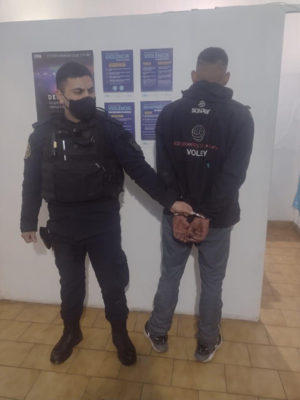 Villa Elvira: un detenido por robar un estéreo y un joven baleado por amigos