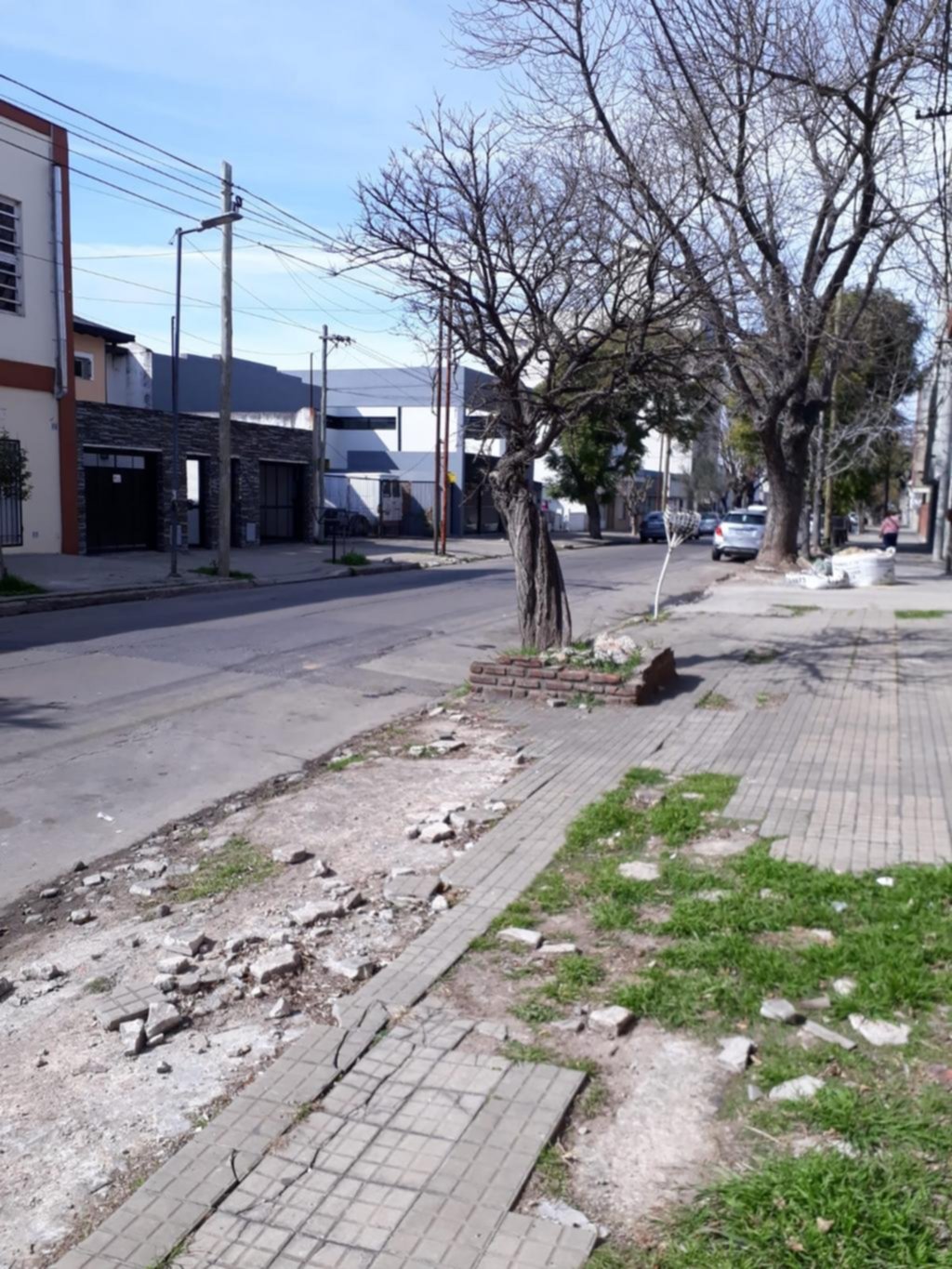 Veredas destruidas en la cuadra de 27 entre 44 y 45