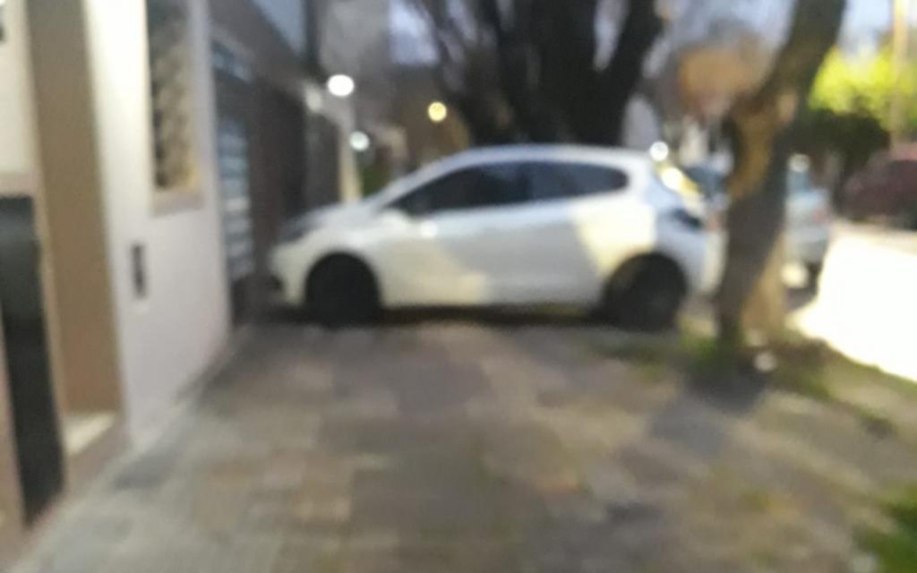 Autos sobre las veredas no dejan paso a los peatones