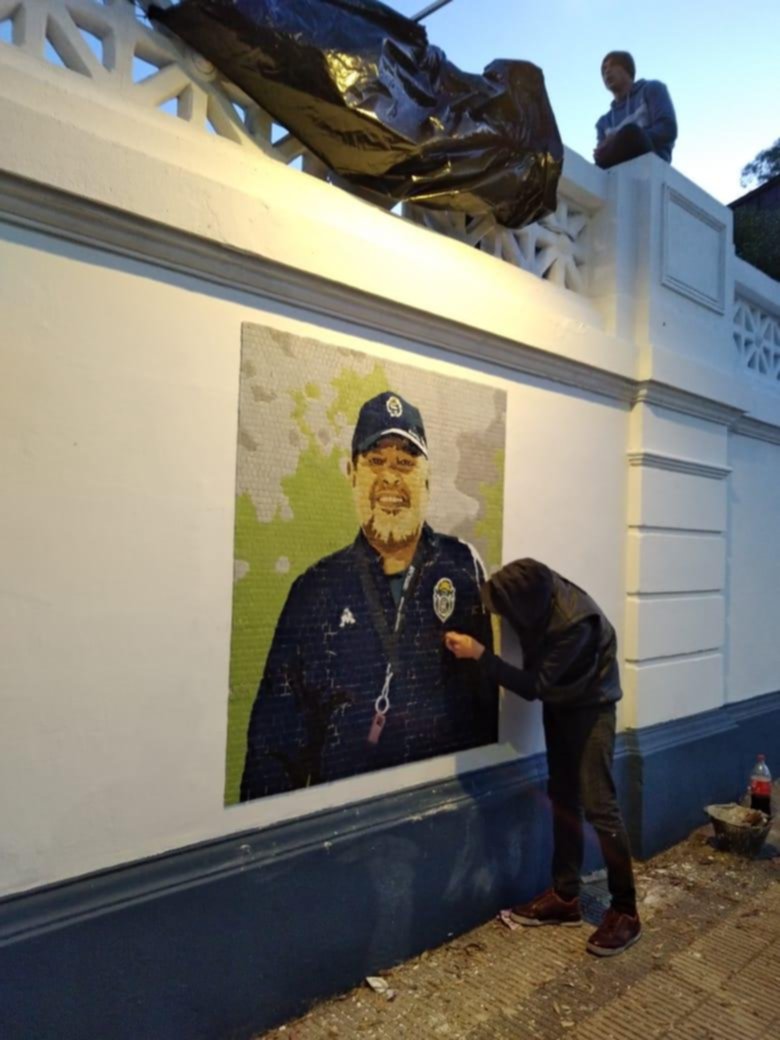 Se inaugura el mural en homenaje a Maradona en el estadio del Bosque