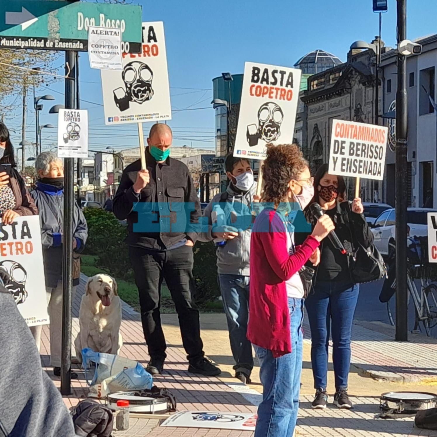 Tenso reclamo por Copetro: hartos de la contaminación, "revolearon" hollín en el Municipio de Ensenada