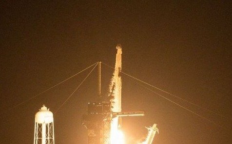 VIDEO: Partió el primer vuelo de turistas espaciales que viajarán sin astronautas profesionales