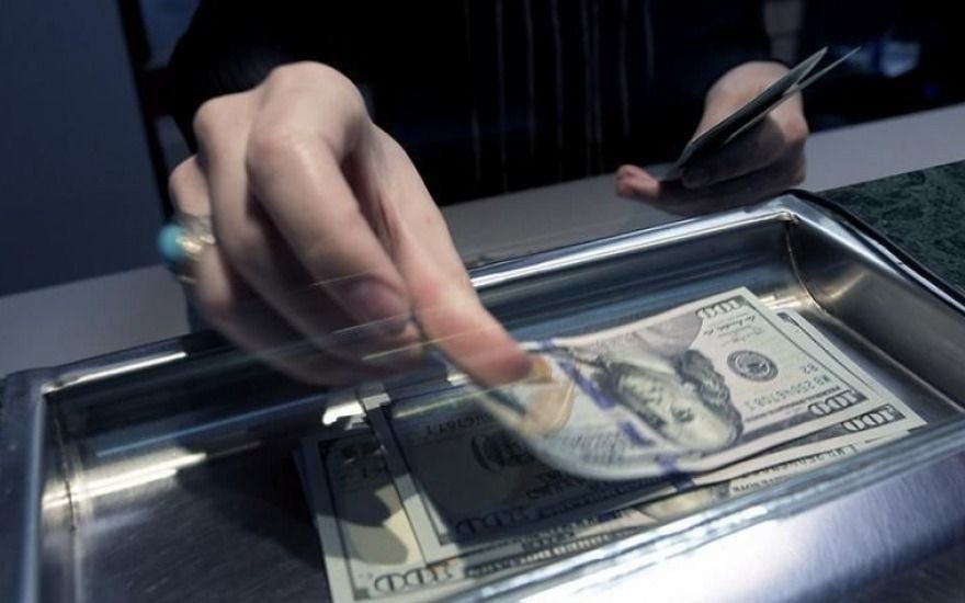 El dólar blue toma temperatura y opera en alza: los bonos argentinos, en caída