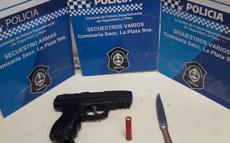 Detuvieron a tres motochorros que asaltaban con cuchillo y una pistola de juguete 