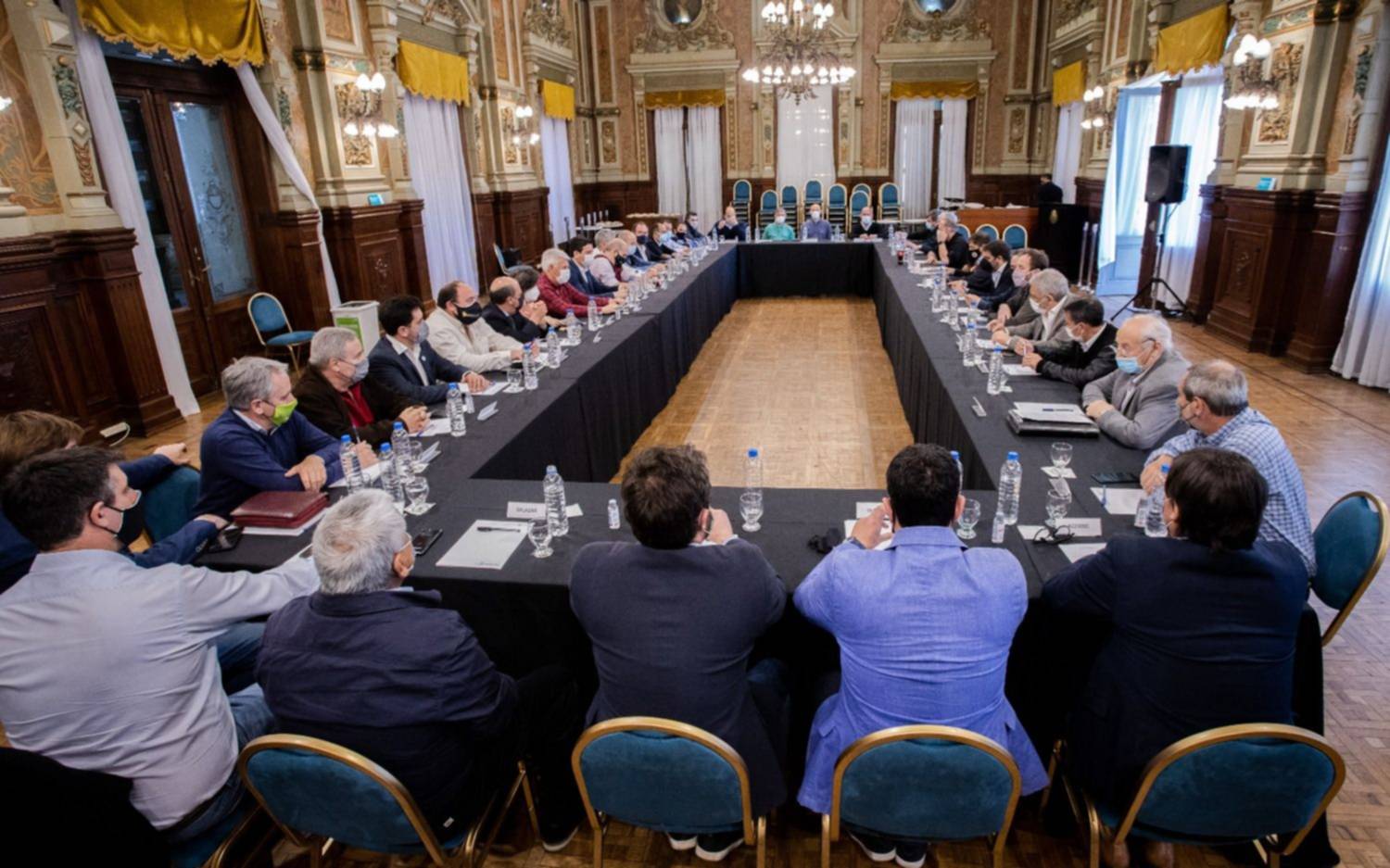 En La Plata, Kicillof reunió a intendentes oficialistas del interior 