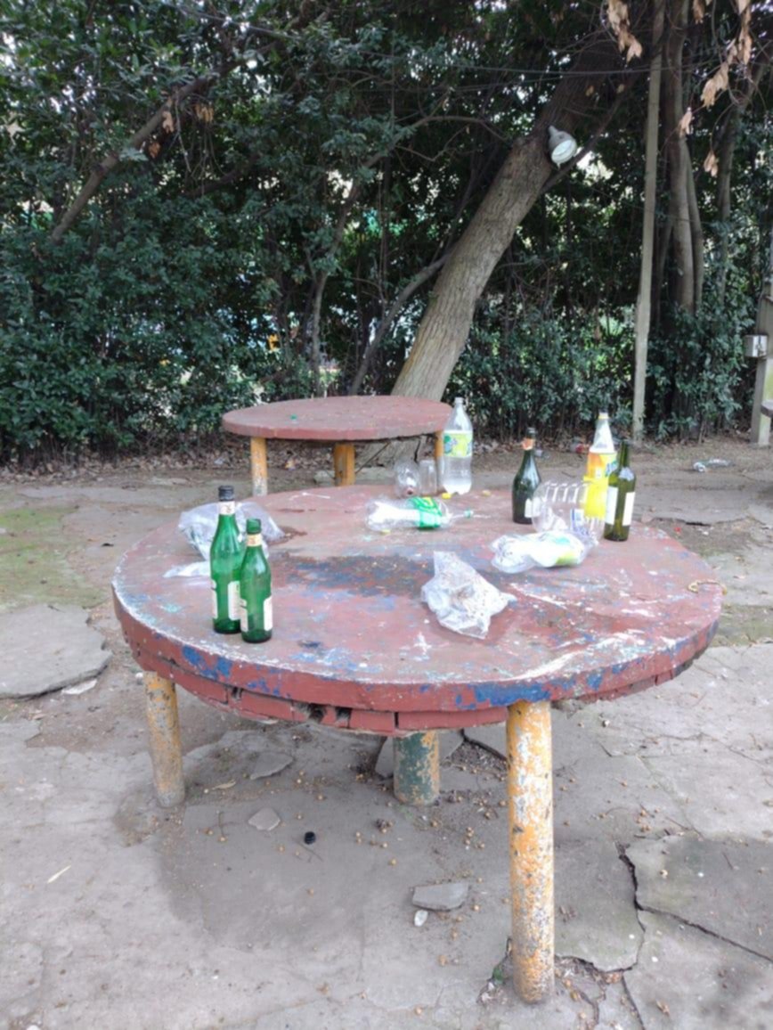 Fiesta clandestina en el Parque San Martín dejó destrozos y preocupación