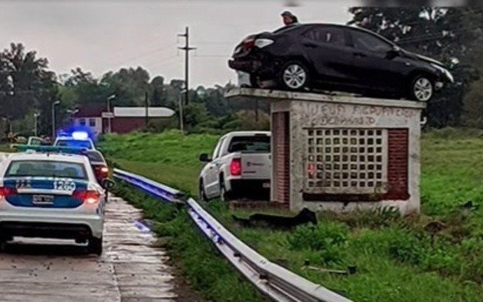 Insólito accidente con un "auto volador": terminó arriba de una parada de micros