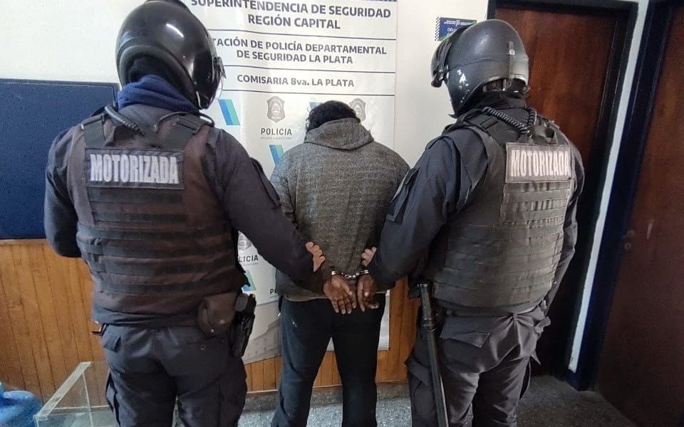 Asaltan una distribuidora en La Plata, se llevan $100 mil y para escaparse se robaron un remís
