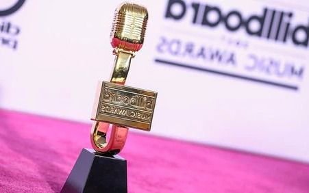 Premios Billboard: Camila Cabello, Bad Bunny y Mau y Ricky sobresalen en la alfombra roja