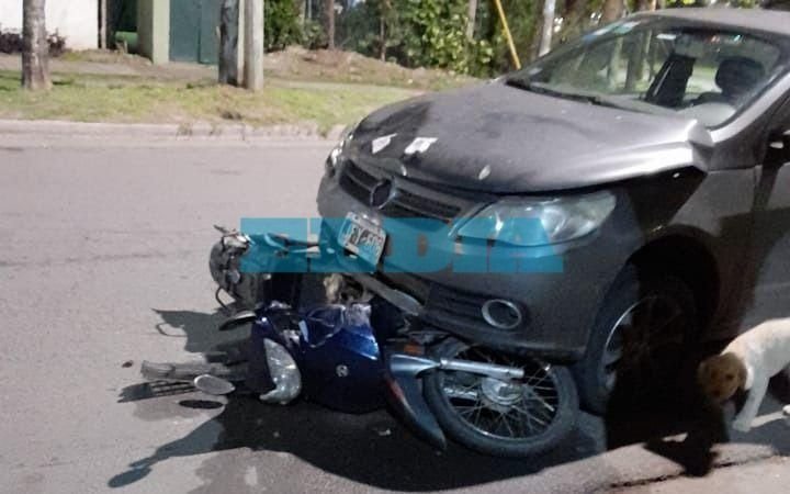 Impactante choque en 72 y 27 dejó un motociclista herido: "Lo arrastró 20 metros"