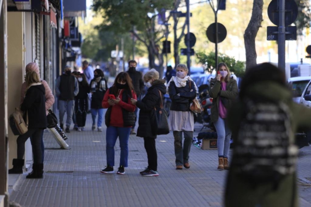 Se afloja todo, pero en los bancos siguen los turnos