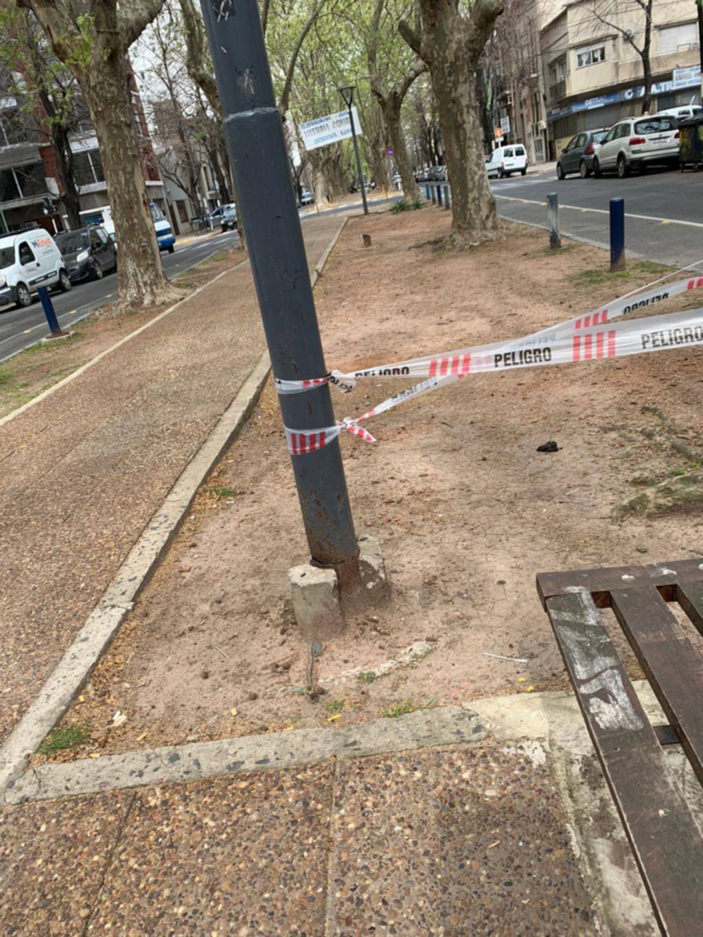 Postes de luminarias en riesgo por la base en mal estado
