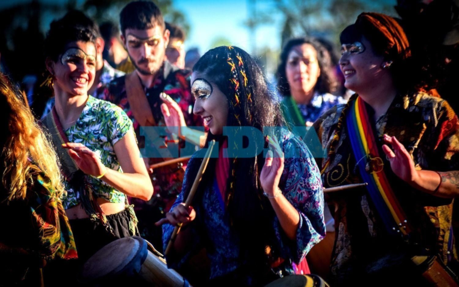 Se viene un finde con agenda recargada en Meridiano V: música, feria, teatro y más