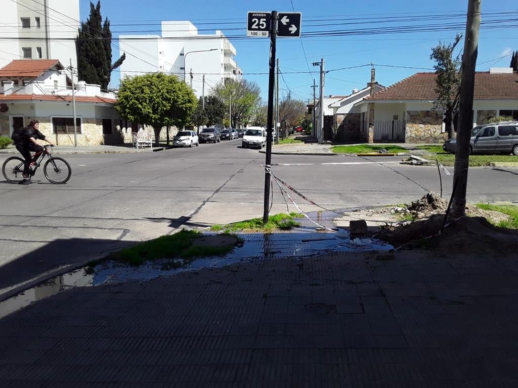 Reclamo por un caño que pierde “desde hace meses”