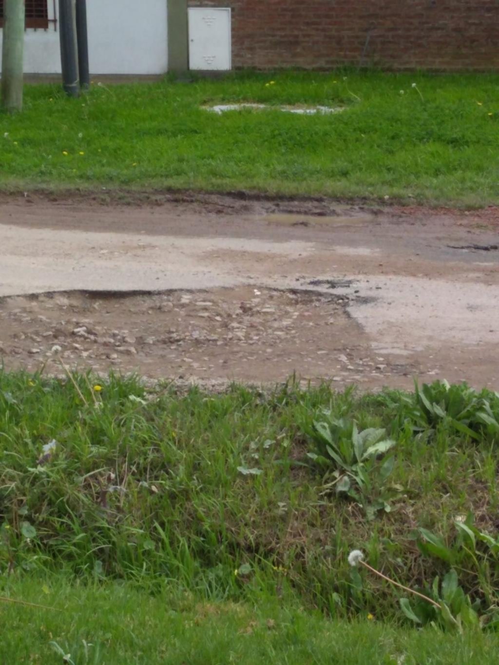 Un pozo se interpone entre la cochera y la calzada