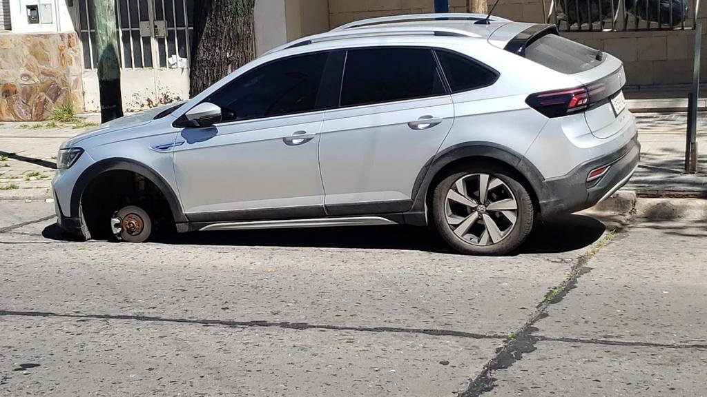 En 2 meses, ya les robaron las ruedas a 5 vehículos