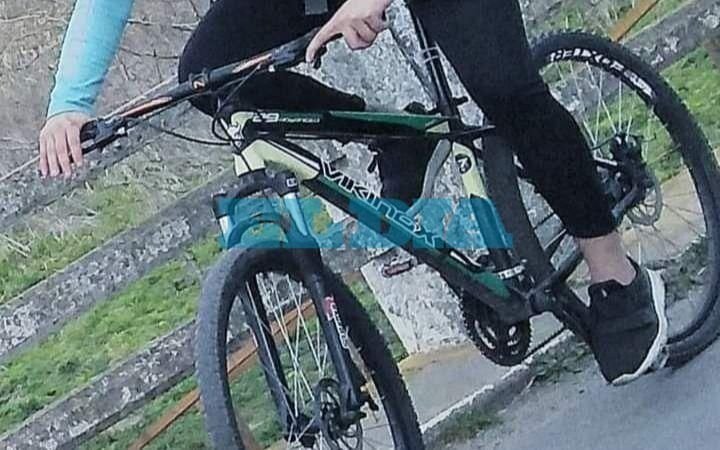 Una joven volvía a su casa en una bici prestada y en el camino se la robaron motochorros armados 