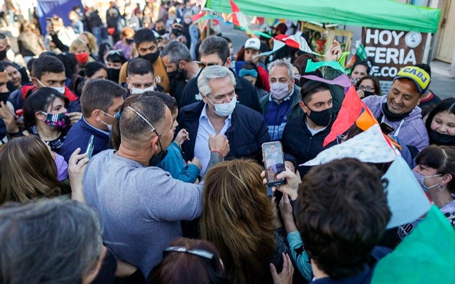Alberto Fernández recorrió una feria de Dock Sud y vecinos le preguntaron por la nueva ayuda social