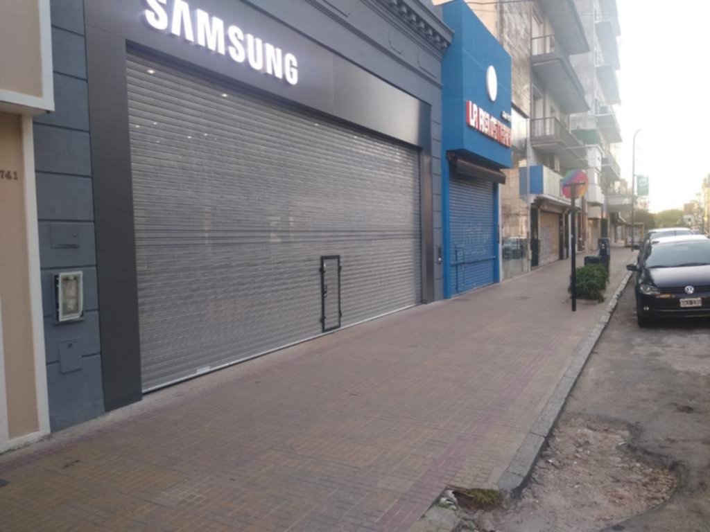 Audaz golpe en una casa de celulares del Centro