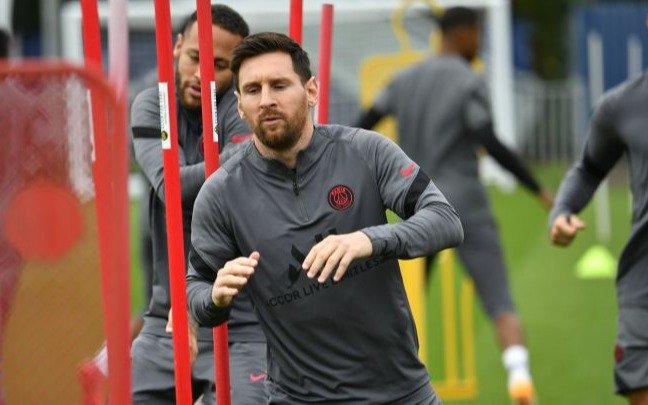 Lio entrenó normalmente con el PSG y está en condiciones de jugar mañana